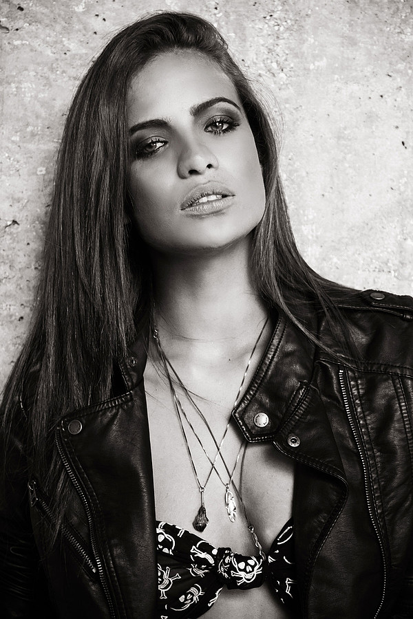 Akyria Ougos model (modelo). Photoshoot of model Akyria Ougos demonstrating Face Modeling.Face Modeling Photo #144999