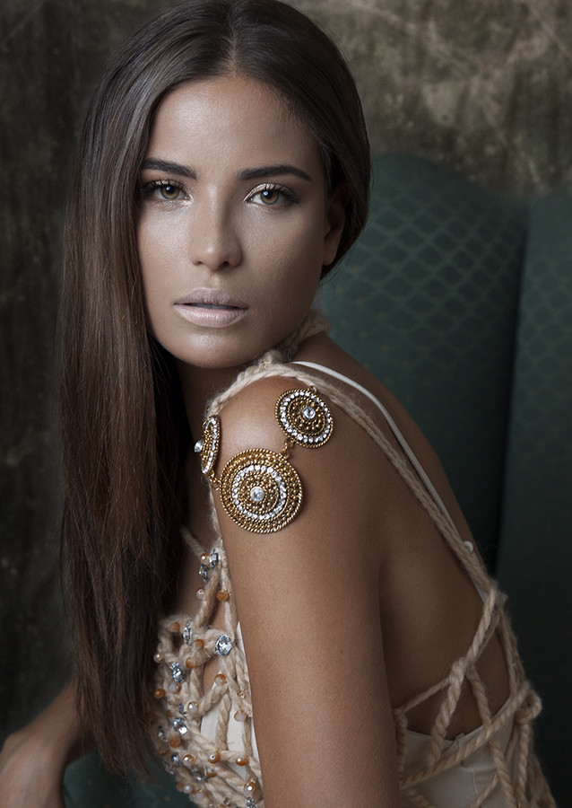 Akyria Ougos model (modelo). Photoshoot of model Akyria Ougos demonstrating Face Modeling.Face Modeling Photo #145003