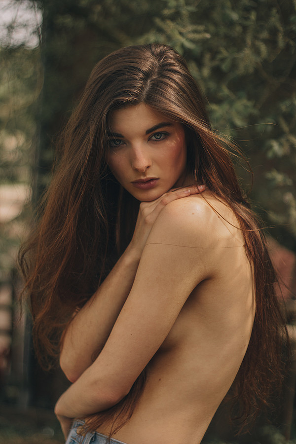 Alessandra Velia model (mod&#232;le). Photoshoot of model Alessandra Velia demonstrating Face Modeling.Face Modeling Photo #103427
