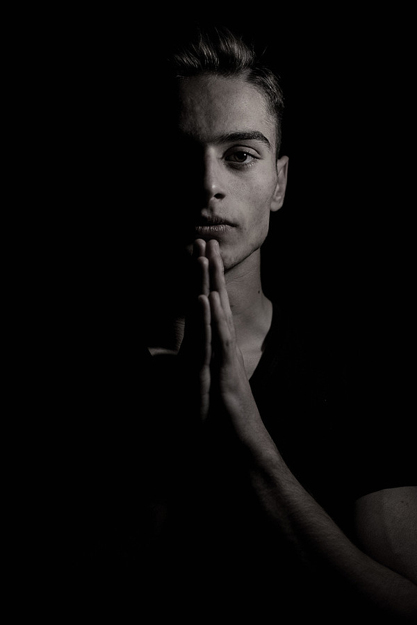 Antony Mavridis model (μοντέλο). Photoshoot of model Antony Mavridis demonstrating Face Modeling.Face Modeling Photo #175062