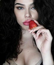 Belinda Dragoti model & show girl. Photoshoot of model Belinda Dragoti demonstrating Face Modeling.Face Modeling Photo #214850