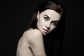 Brittnee Hollenbach model. Photoshoot of model Brittnee Hollenbach demonstrating Face Modeling.Face Modeling Photo #115434