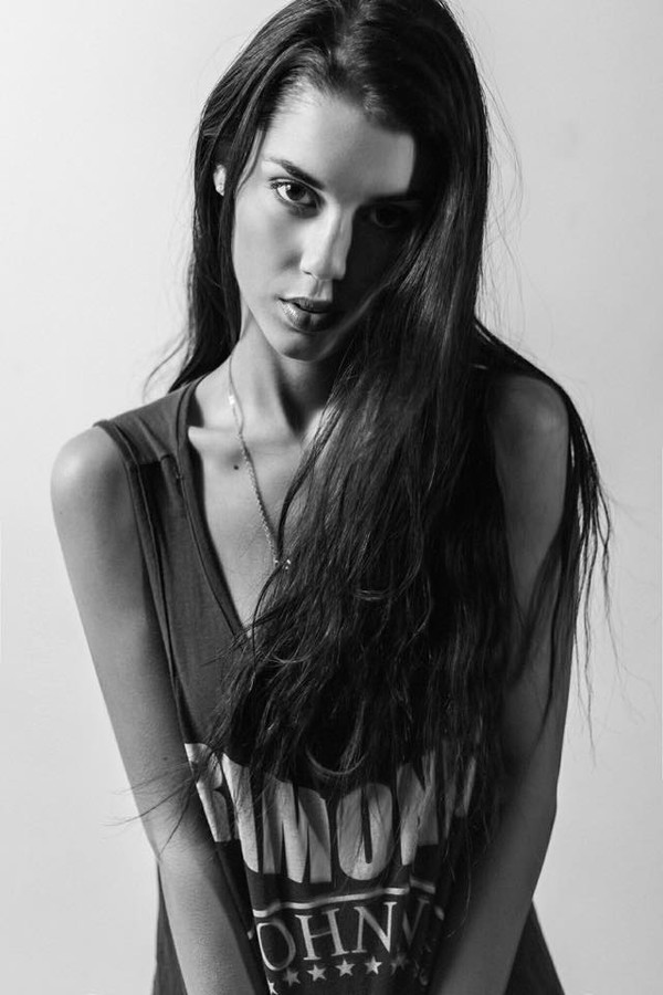 Carmen Vantini model (modella). Carmen Vantini demonstrating Face Modeling, in a photoshoot by Fernando Paz.photographer Fernando PazFace Modeling Photo #151849