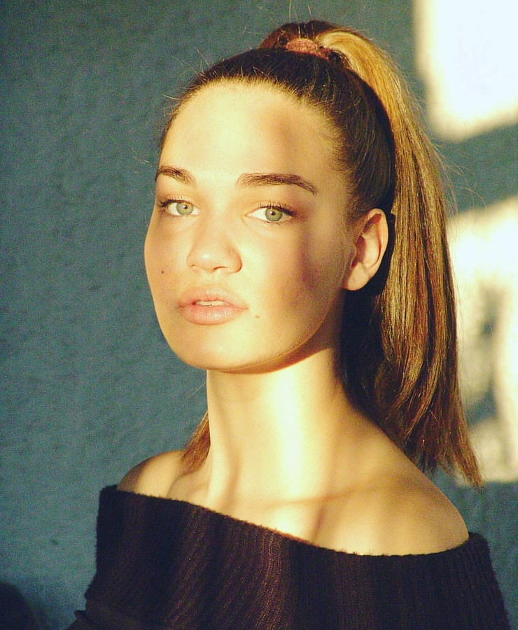 Elizabeth Elio model (μοντέλο). Photoshoot of model Elizabeth Elio demonstrating Face Modeling.Face Modeling Photo #209539