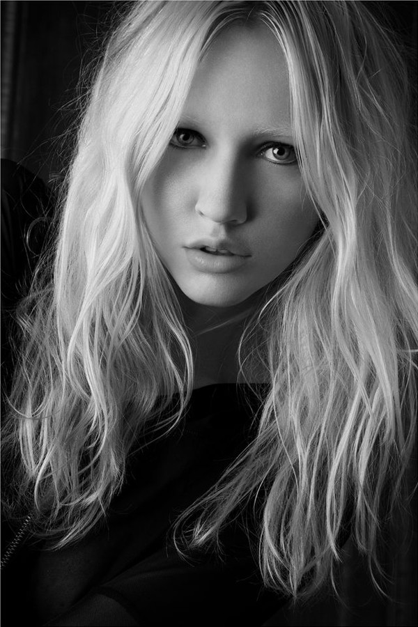 Elke Bonner model. Photoshoot of model Elke Bonner demonstrating Face Modeling.Face Modeling Photo #93397