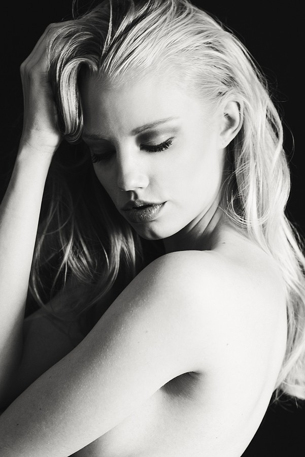 Erika Myrvik model. Photoshoot of model Erika Myrvik demonstrating Face Modeling.Face Modeling Photo #118068