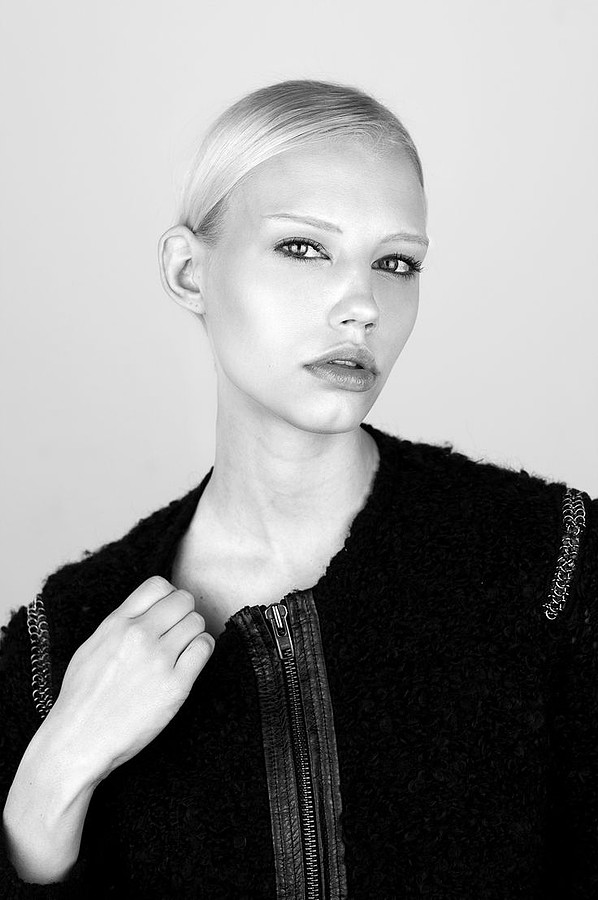 Erika Myrvik model. Erika Myrvik demonstrating Face Modeling, in a photoshoot by Casper Lundemann.photographer Casper LundemannFace Modeling Photo #118069