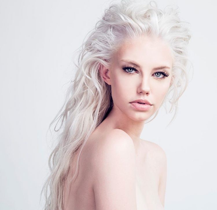 Erika Myrvik model. Photoshoot of model Erika Myrvik demonstrating Face Modeling.Face Modeling Photo #170063