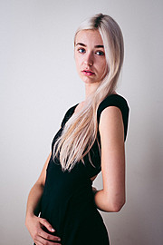 Isaura Flint model. Isaura Flint demonstrating Face Modeling, in a photoshoot by Jon Macapodi.Photographer Jon MacapodiFace Modeling Photo #105165