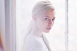 Isaura Flint model. Photoshoot of model Isaura Flint demonstrating Face Modeling.Face Modeling Photo #105168