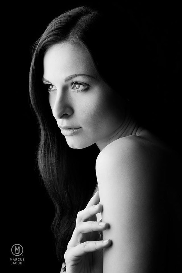 Ivana Cermakova (Ivana Čerm&#225;kov&#225;) model &amp; dancer. Photoshoot of model Ivana Cermakova demonstrating Face Modeling.Face Modeling Photo #183421