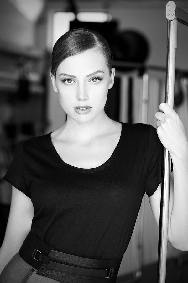 Jenny Tokarev model &amp; actress. Photoshoot of model Jenny Tokarev demonstrating Face Modeling.Face Modeling Photo #162997