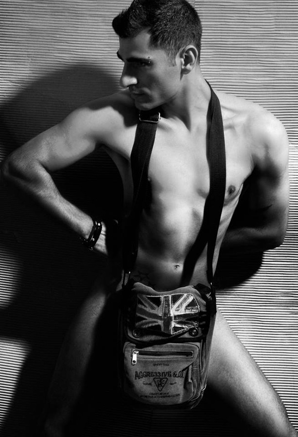 Justin Dine model (μοντέλο). Photoshoot of model Justin Dine demonstrating Body Modeling.Body Modeling Photo #110988
