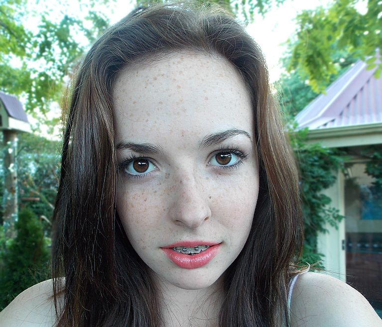 Laura Della model. Photoshoot of model Laura Della demonstrating Face Modeling.Face Modeling Photo #90540