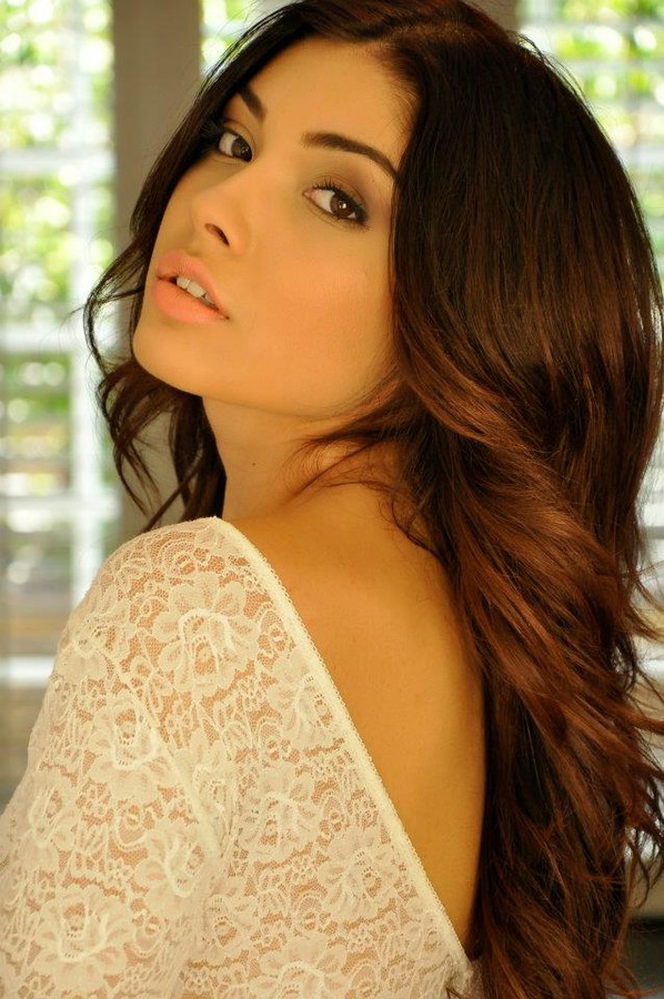 Lauren Moreno model. Photoshoot of model Lauren Moreno demonstrating Face Modeling.Face Modeling Photo #114264