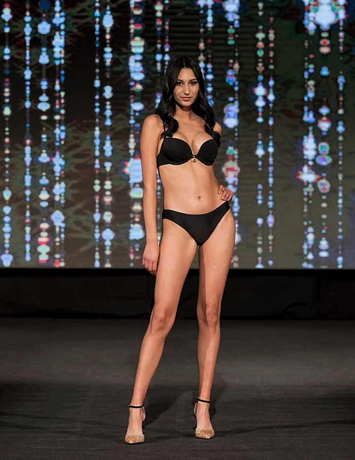 Liza Epitropaki model (Λίζα Επιτροπάκη μοντέλο). Photoshoot of model Liza Epitropaki demonstrating Body Modeling.Body Modeling Photo #216709