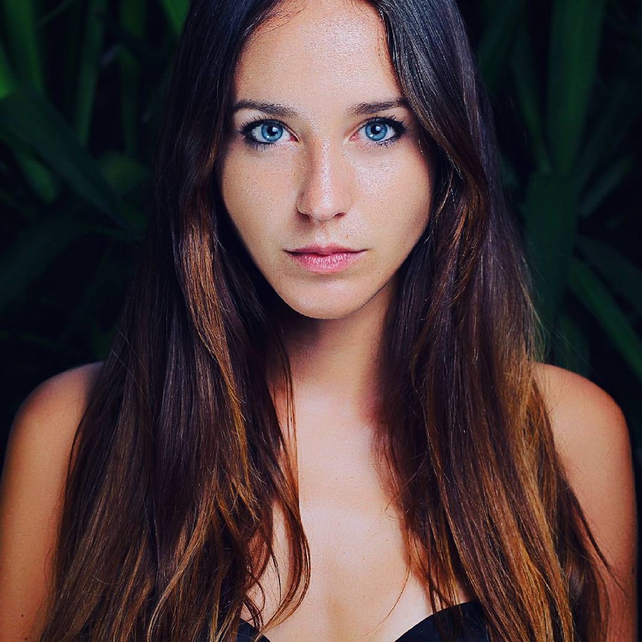 Lorenza Cani model (modella). Photoshoot of model Lorenza Cani demonstrating Face Modeling.Face Modeling Photo #171119