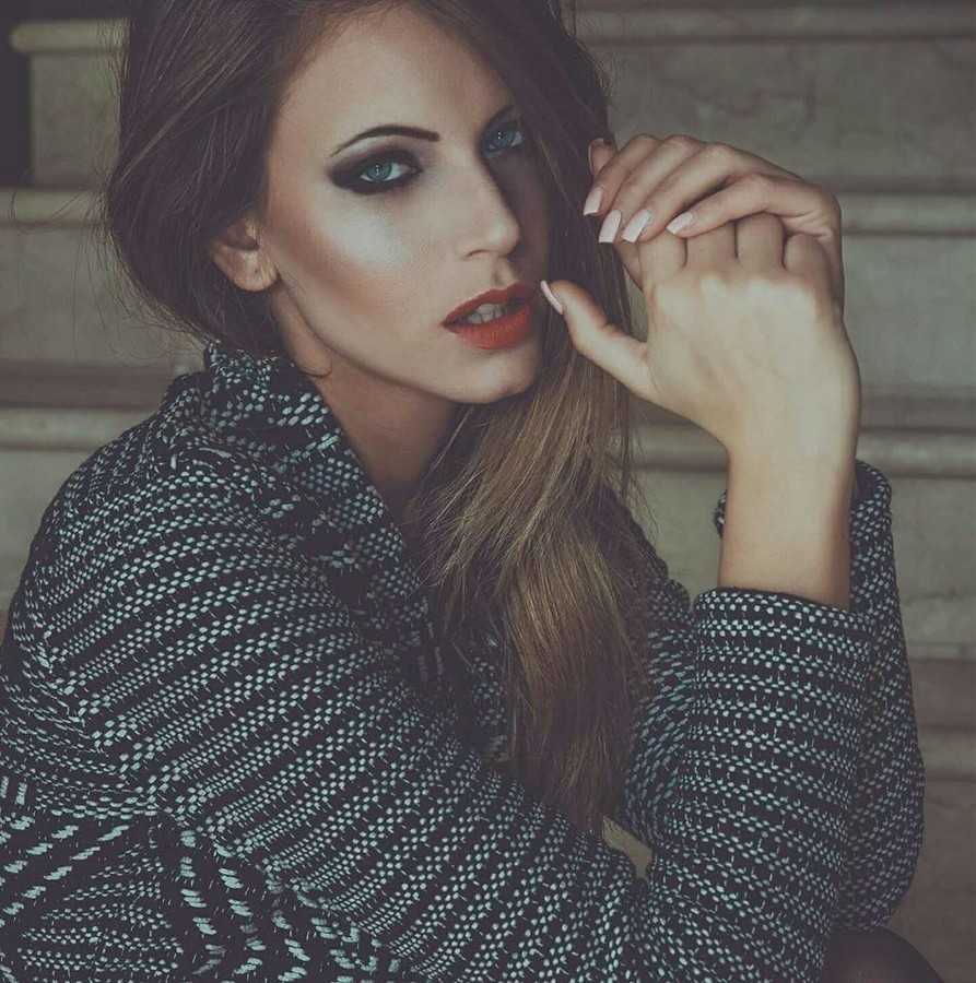 Marisa Maffeo model (modella). Photoshoot of model Marisa Maffeo demonstrating Face Modeling.Face Modeling Photo #172870