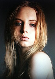 Maya Szymkiewicz model. Photoshoot of model Maya Szymkiewicz demonstrating Face Modeling.Face Modeling Photo #102732