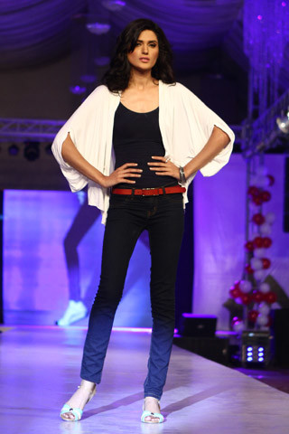 Nadia Kashif model. Photoshoot of model Nadia Kashif demonstrating Runway Modeling.Runway Modeling Photo #171226