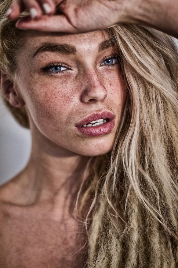 Natalie Phillips model. Photoshoot of model Natalie Phillips demonstrating Face Modeling.Face Modeling Photo #71514