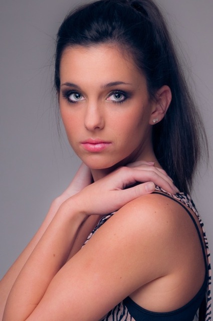 Nicole Louise model. Photoshoot of model Nicole Louise demonstrating Face Modeling.Face Modeling Photo #96750