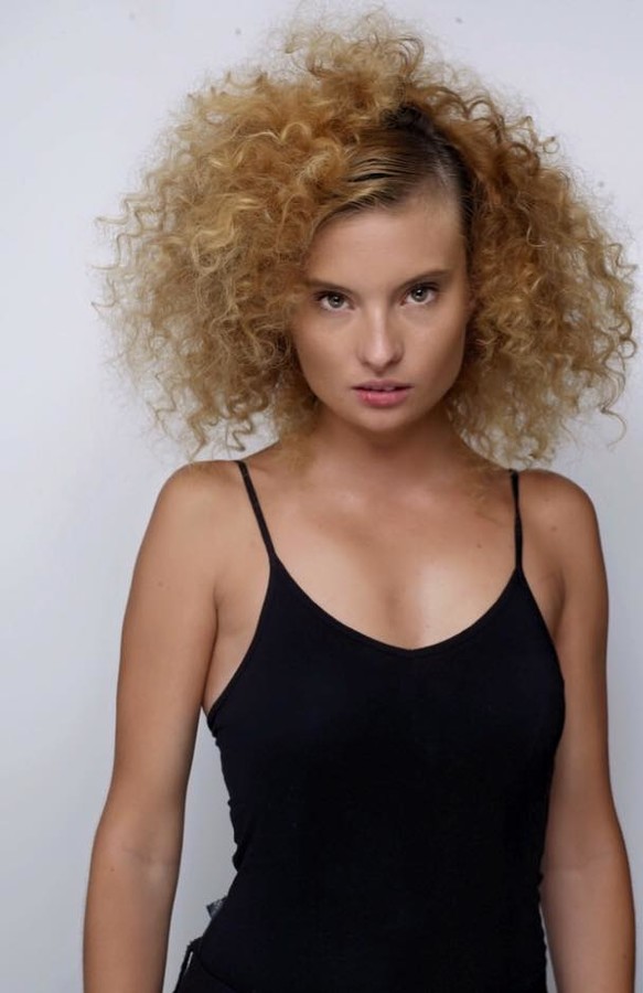Penelope Heilmann model. Photoshoot of model Penelope Heilmann demonstrating Face Modeling.Face Modeling Photo #174986