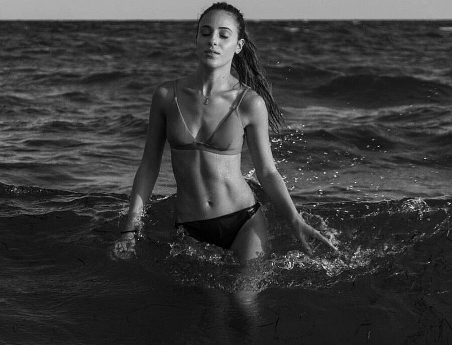 Penny Karathanasi model (μοντέλο). Photoshoot of model Penny Karathanasi demonstrating Body Modeling.Body Modeling Photo #238127