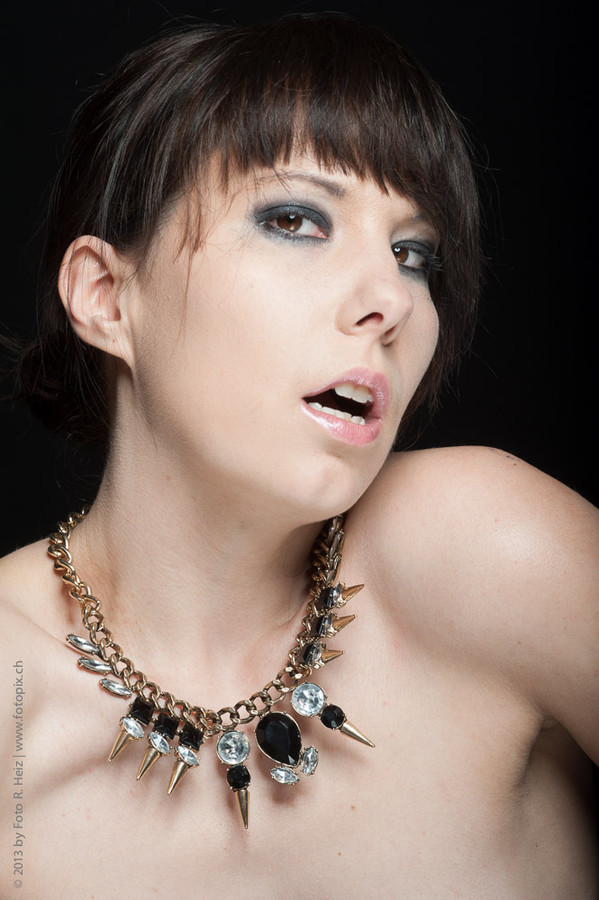 Raquel Sandrina model. Photoshoot of model Raquel Sandrina demonstrating Face Modeling.Face Modeling Photo #73772