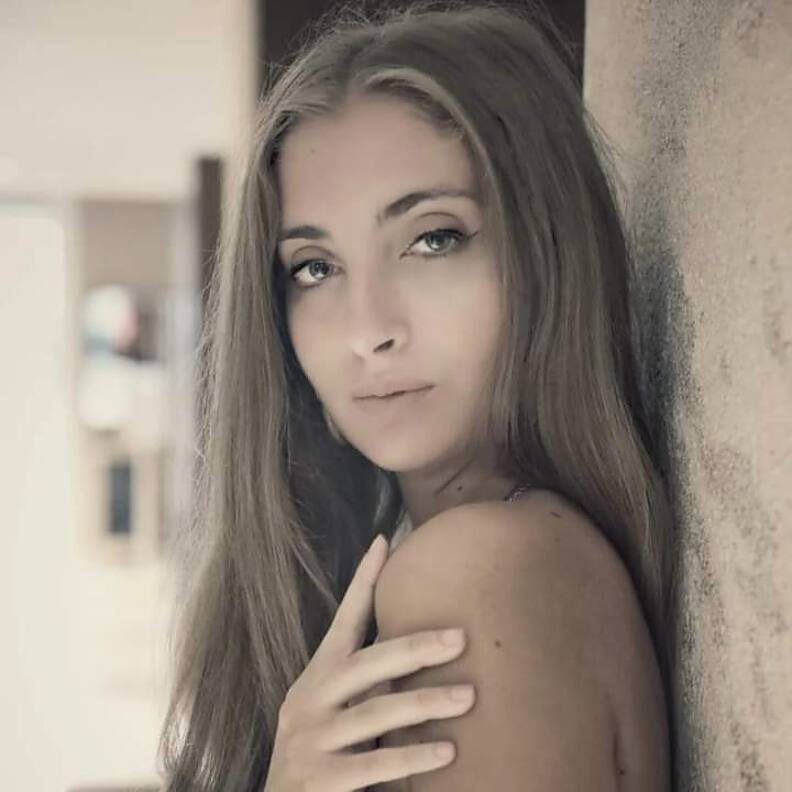 Rebecca Cremona model. Photoshoot of model Rebecca Cremona demonstrating Face Modeling.Face Modeling Photo #241062