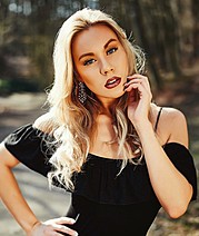 Riina Seise model (modèle). Photoshoot of model Riina Seise demonstrating Face Modeling.Face Modeling Photo #185278
