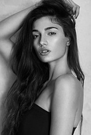 Sara Cardillo model & influencer, Selected Management Dusseldorf modeling agency (modellagentur). Photoshoot of model Sara Cardillo demonstrating Face Modeling.NecklaceFace Modeling Photo #95749