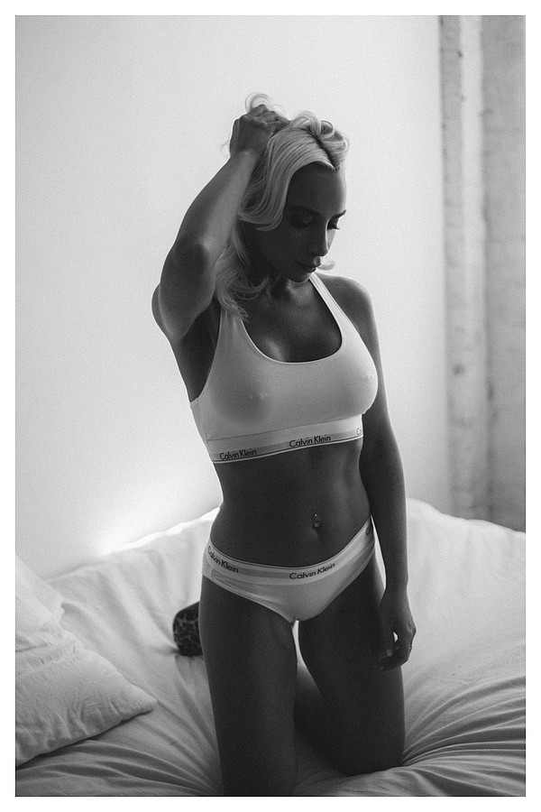 Shayna Alexis model. Photoshoot of model Shayna Alexis demonstrating Body Modeling.Body Modeling Photo #168357
