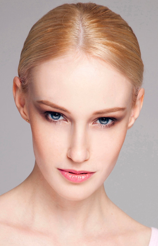 Sonia Gleis model (mod&#232;le). Photoshoot of model Sonia Gleis demonstrating Face Modeling.Face Modeling Photo #160194