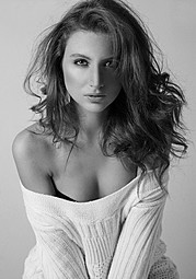 Veronica Lorini model (modella). Photoshoot of model Veronica Lorini demonstrating Face Modeling.Face Modeling Photo #160146