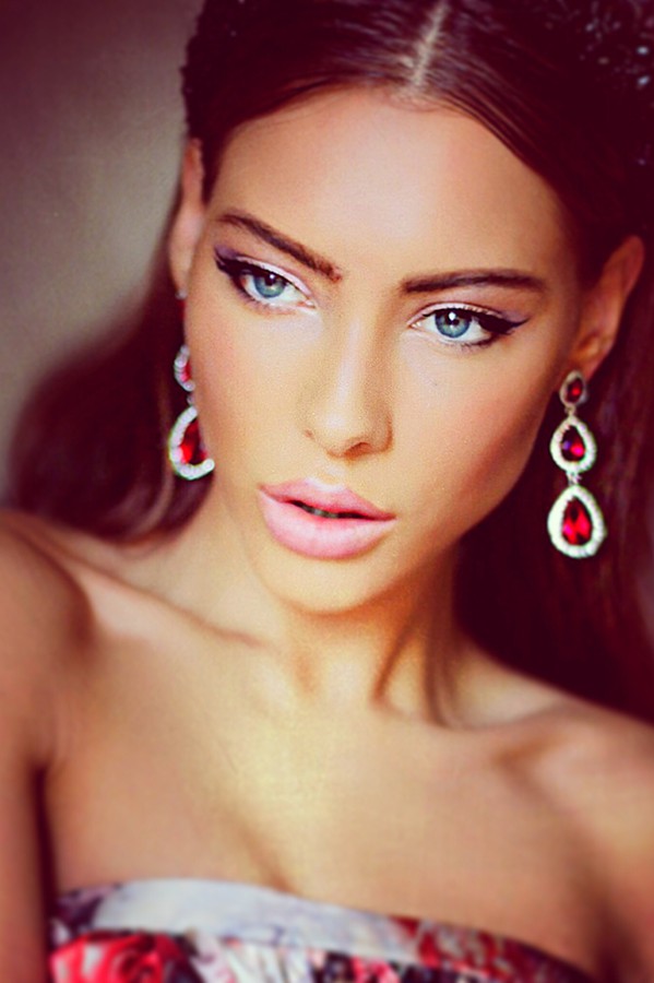 Veronika Kravchuk (Ver&#243;nika Kravchuk) model &amp; tv host. Photoshoot of model Veronika Kravchuk demonstrating Face Modeling.Face Modeling Photo #123810
