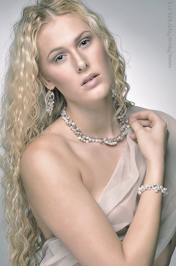 Victoria Robertsen model (modell). Photoshoot of model Victoria Robertsen demonstrating Face Modeling.Face Modeling Photo #93267