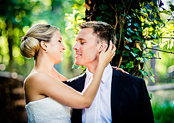 Nabízíme svatební fotografie, fotografické služby a služby pro fotografy. Reportážní a svatební fotograf Viktor Šulc a výtvarnice Miroslava 