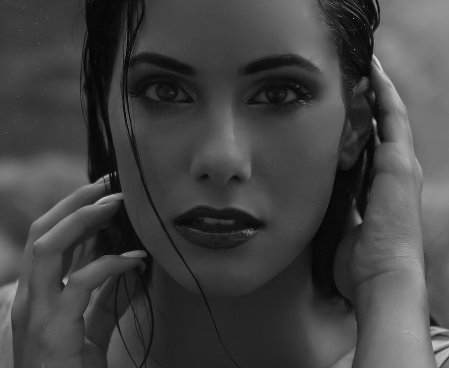 Zayneb Azzam model. Photoshoot of model Zayneb Azzam demonstrating Face Modeling.Face Modeling Photo #112642