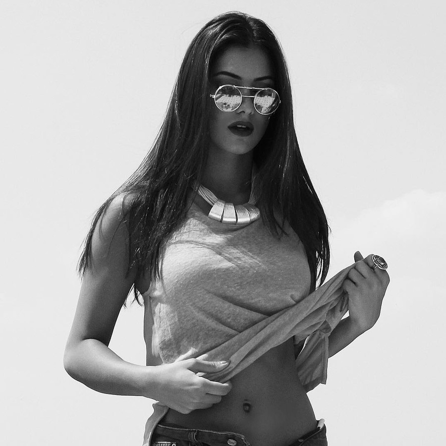 Zayneb Azzam model. Photoshoot of model Zayneb Azzam demonstrating Face Modeling.Face Modeling Photo #174428